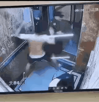 电梯里醉酒男子光膀子扑向女孩，想耍流氓，保安冲过来吼都没用，直接动手，几下就把人