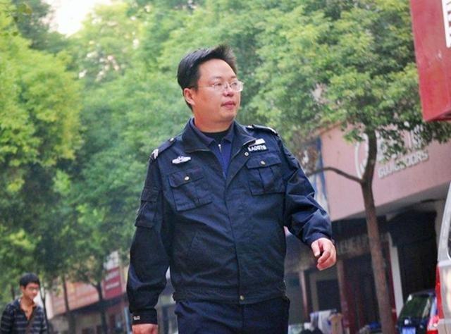 清华高才生毅然放弃外企优渥职位回乡当保安，二十年来坚守孝道从未参加同学聚会
19