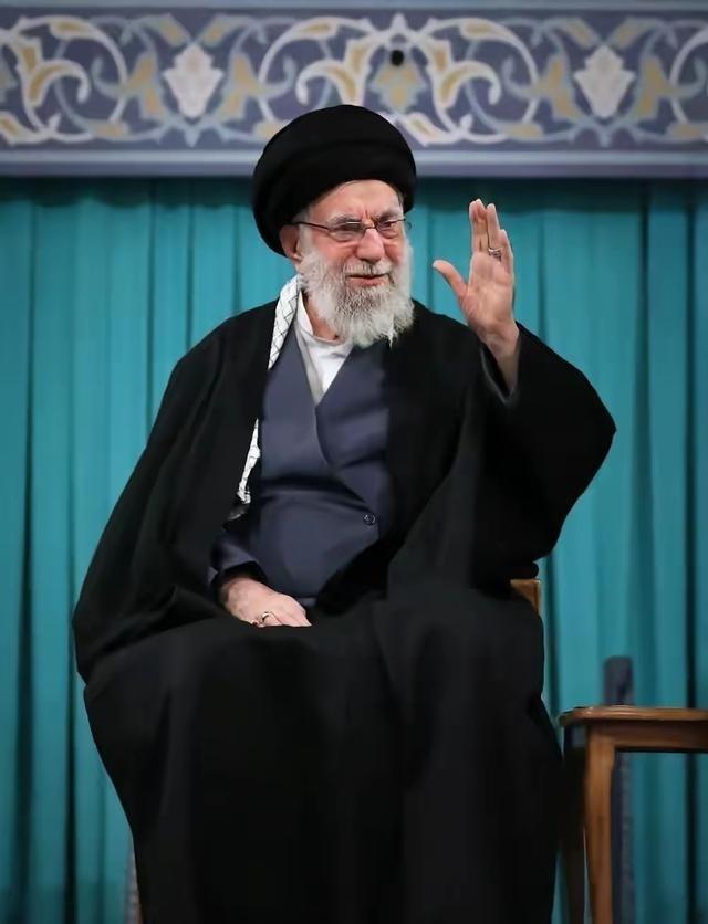 美以伊战争，伊朗能够坚持一个月多还没倒，最应该感谢的一个人就是哈梅内伊。仗打了一