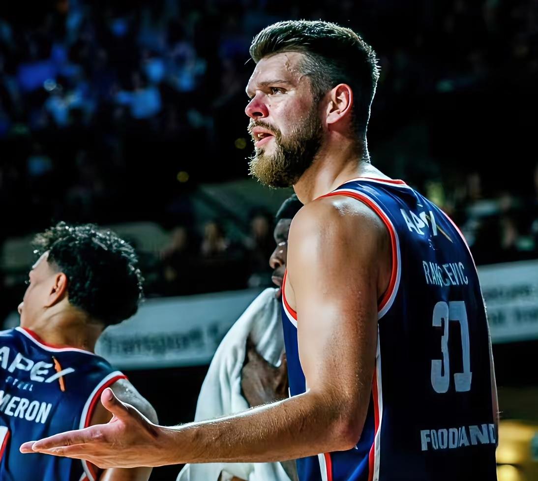 广东队第五外援面世，你看好吗？
千呼万唤始出来，广东队的大外援真的来了，朱芳雨极