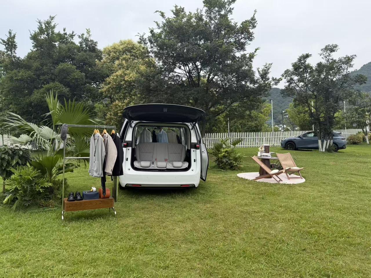 给大家看一下今天试驾的现场，零跑D99还搞了很多场景，有特别居家的场景，也有类似