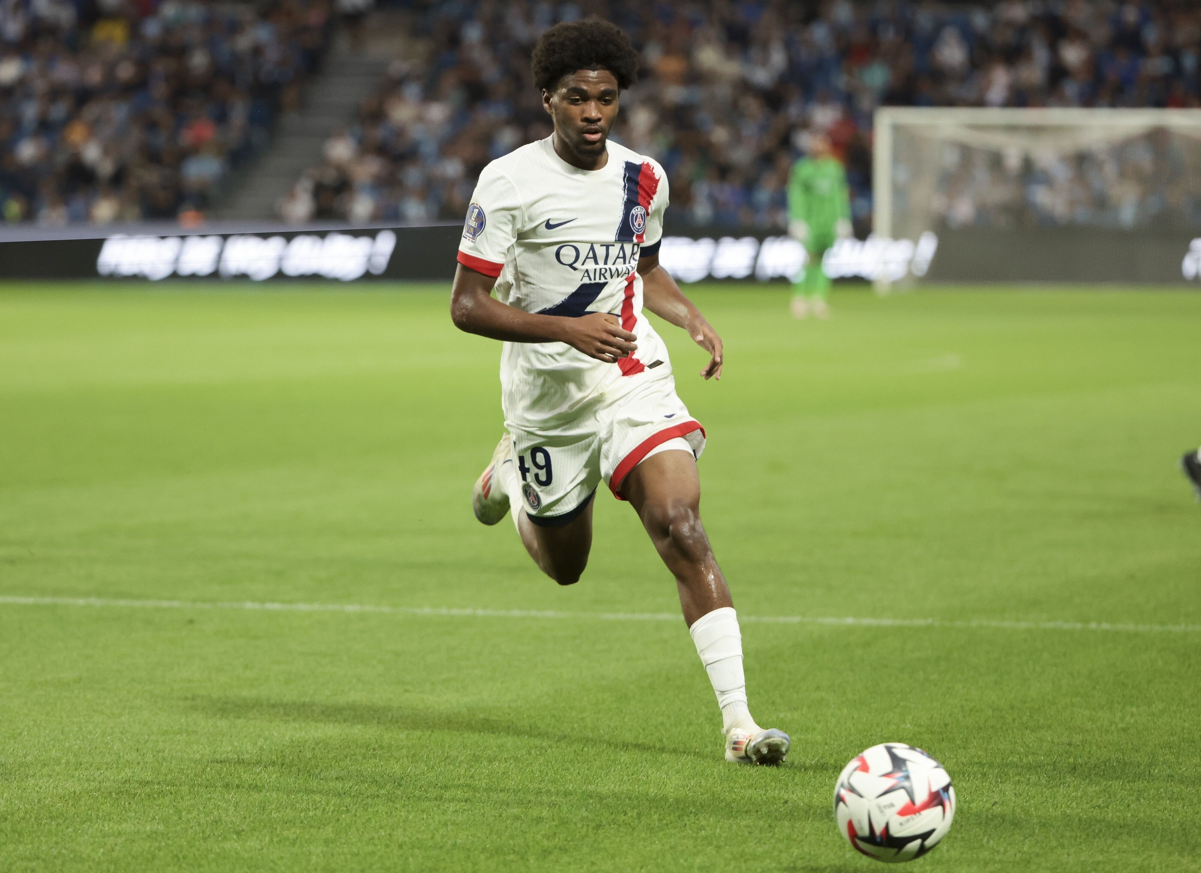 4月24日讯 《队报》撰文认为，巴黎圣日耳曼的青训小将姆巴耶正面临职业生涯的十字