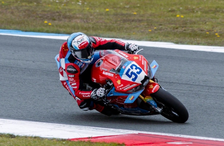 WSBK匈牙利站正赛次回合，张雪机车车手德比斯退赛北京时间5月3日，世界超级摩托