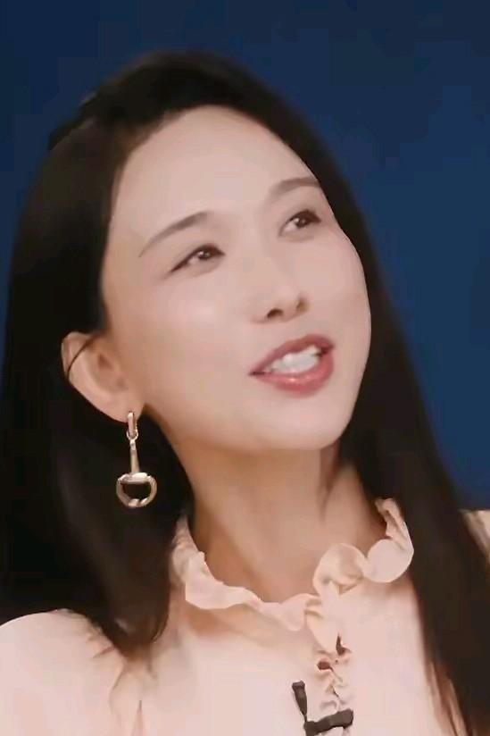 这不是林志玲吧
怎么跟金莎长得一样了
同一家医美调节的吗
可以换一家了，完完全全