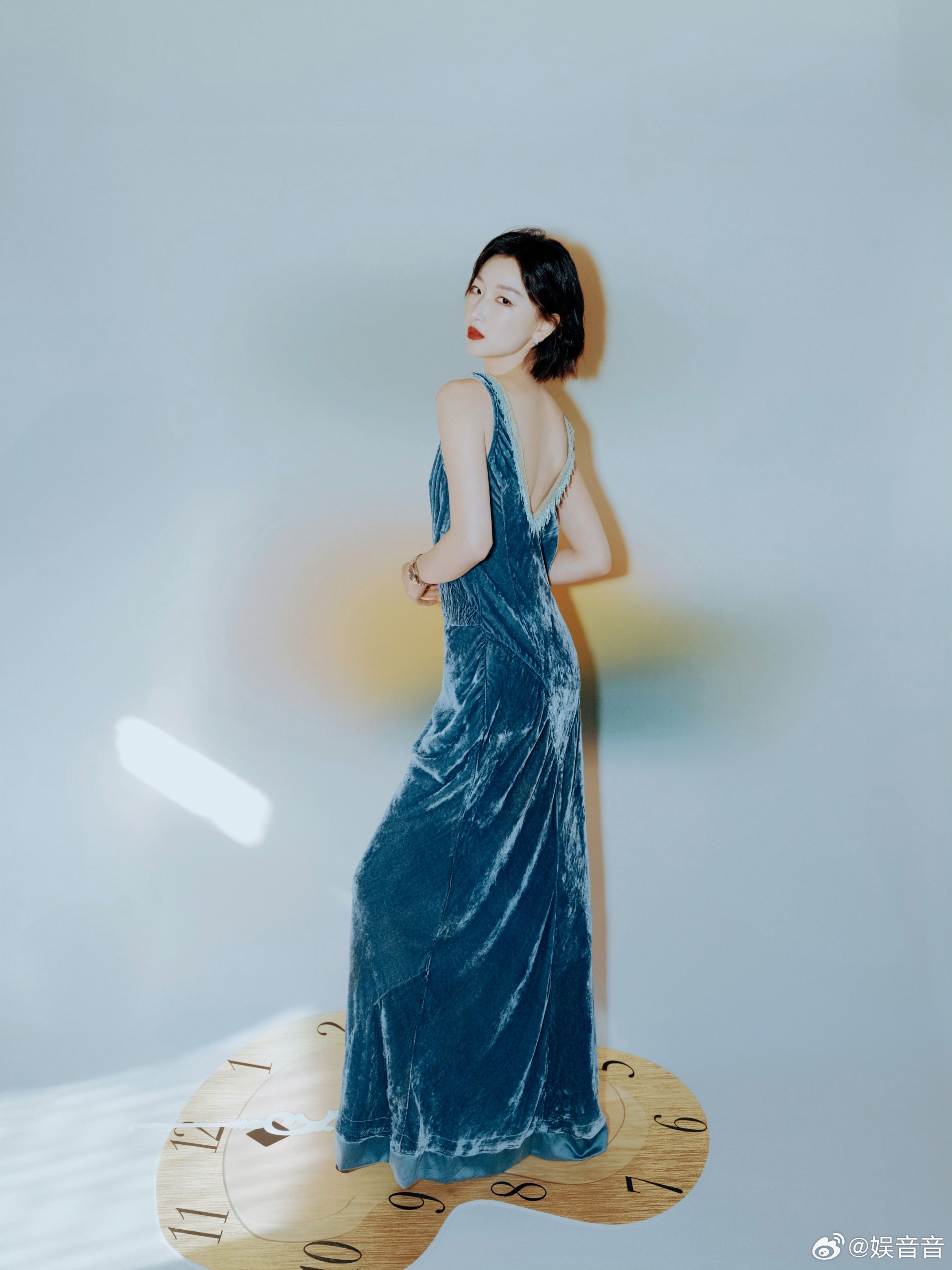 周冬雨穿自己淘的裙子走红毯 这件复古蓝裙子很周冬雨，出发图拍的也很搭啊，中世纪古
