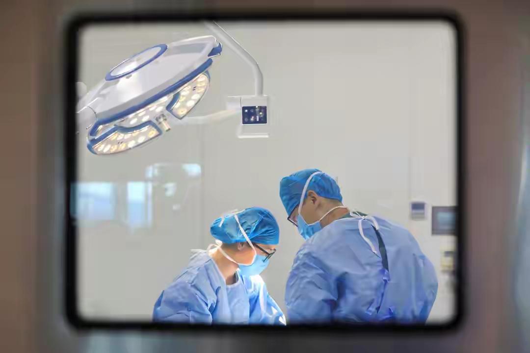 在这个纷繁复杂的时代，有一种力量悄然流淌在每个人的生活中，那就是“坚守”。坚守不