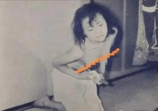 二战时期日本人，究竟多疯狂？照片中，这个女人为激励丈夫上阵杀敌，让丈夫无后顾之忧