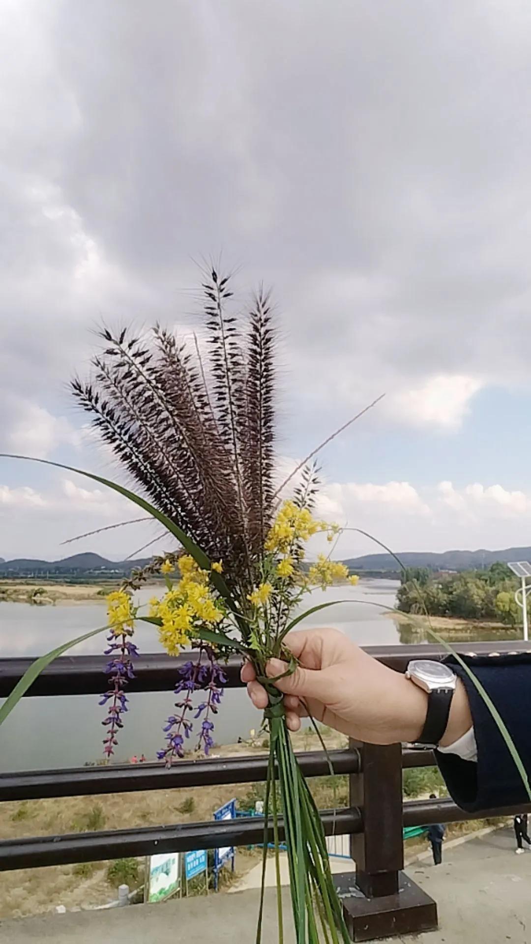 出去玩最喜欢的就是拍照留念，但是我儿子跟他爸就不喜欢拍照，
并且现在儿子长大了，