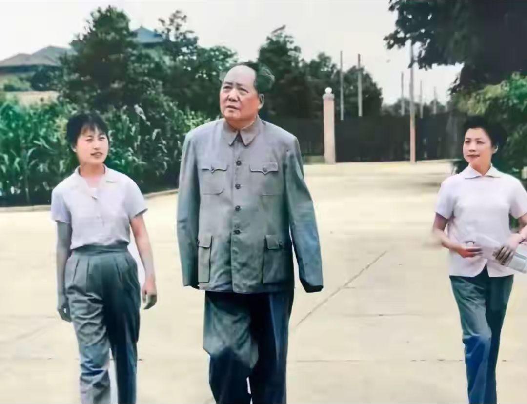 一代伟人和工作人员在东湖宾馆。
