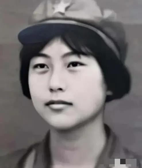 1982年，一女飞行员驾驶运输机从张家口机场起飞，当飞机爬到700米高空时，一架