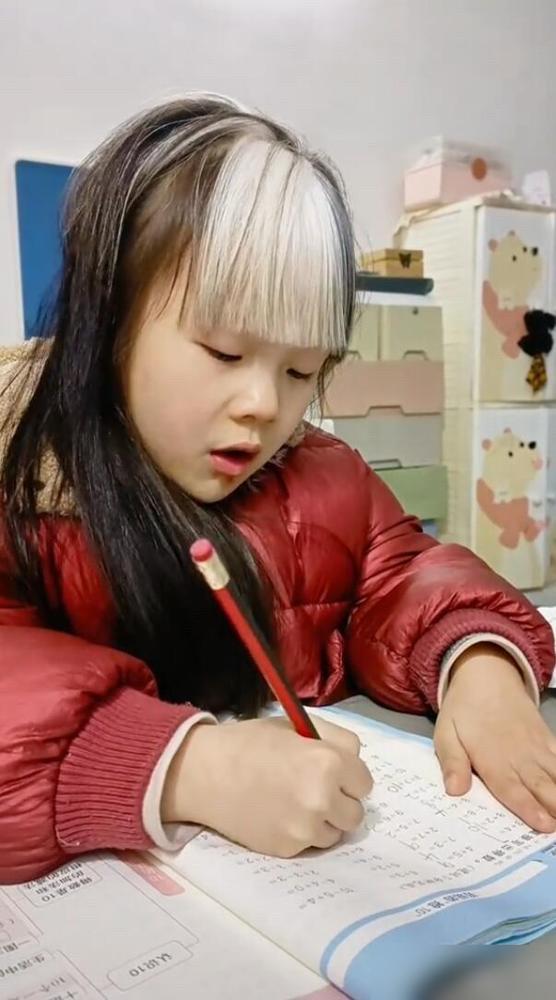 一个七岁女娃，额头天生一撮白毛，这撮毛打娘胎里带出来就没变过。

我前两年陪亲戚