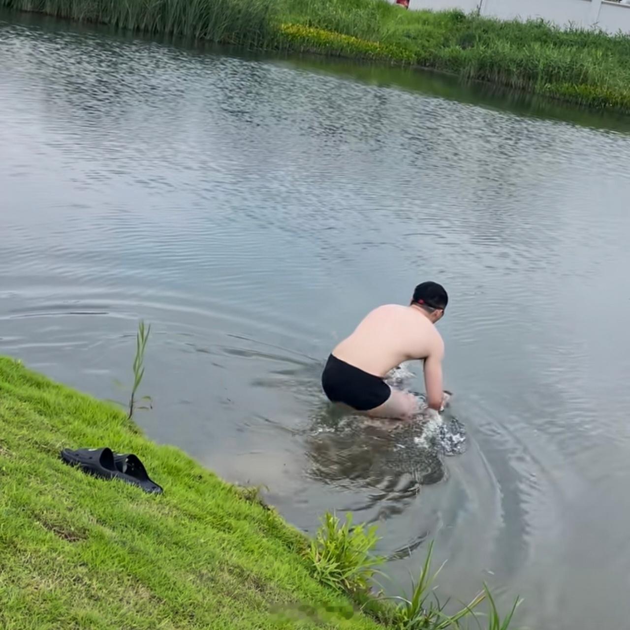今年夏天，很多基友都到河边游泳。最近听说河边居然有人偷他们的手机和包包，还有人的