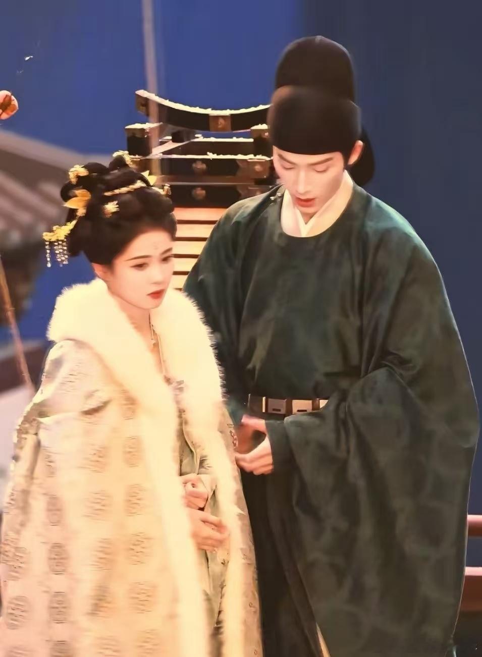 王星越抱起白鹿就百米冲刺 王星越白鹿片场名场面太绝！彩排秒变冲刺现场，一喊开始就