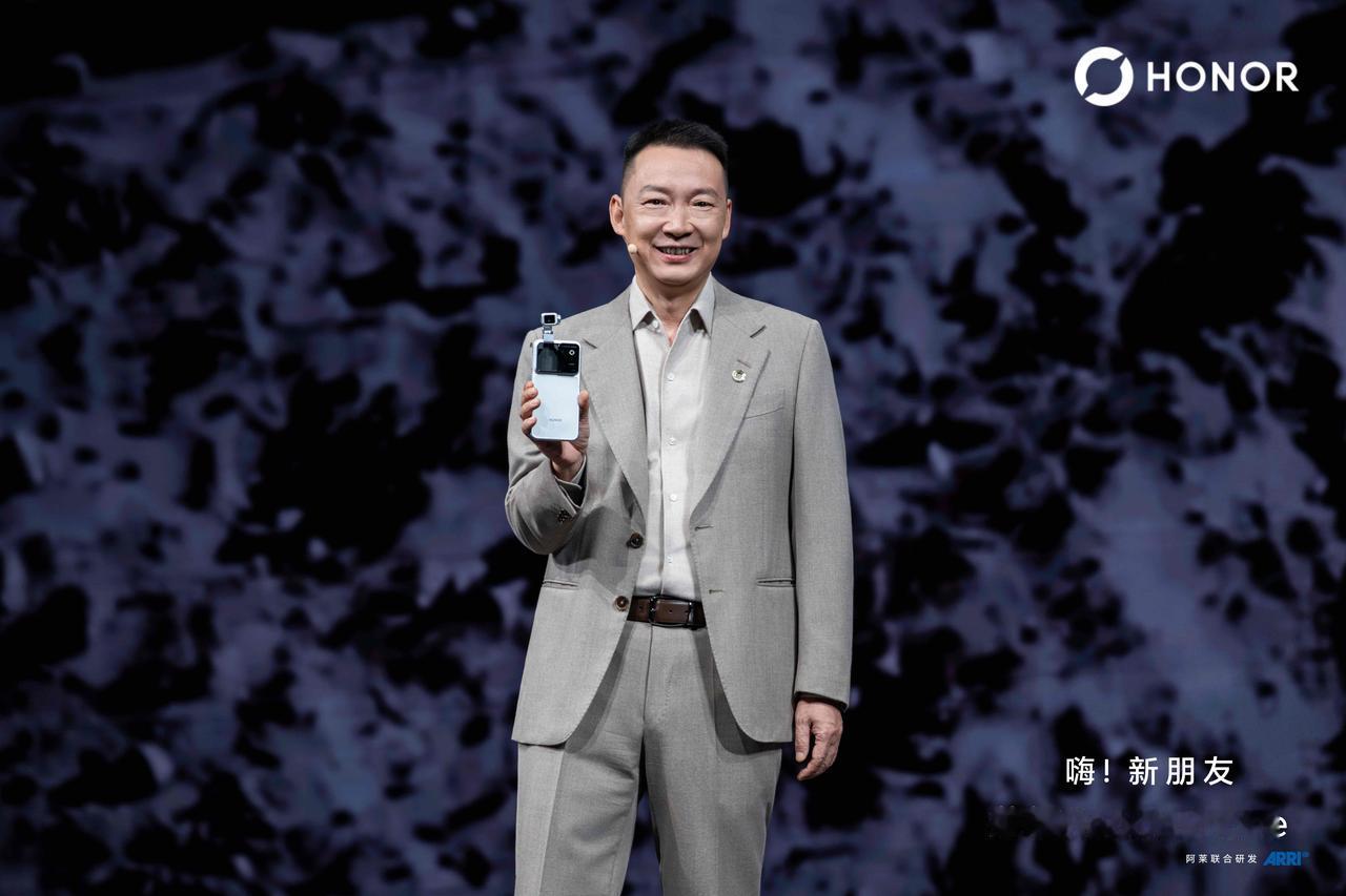 作为荣耀敢想敢不同的第一款代表作，Robot Phone如期而至，它不仅是一台顶