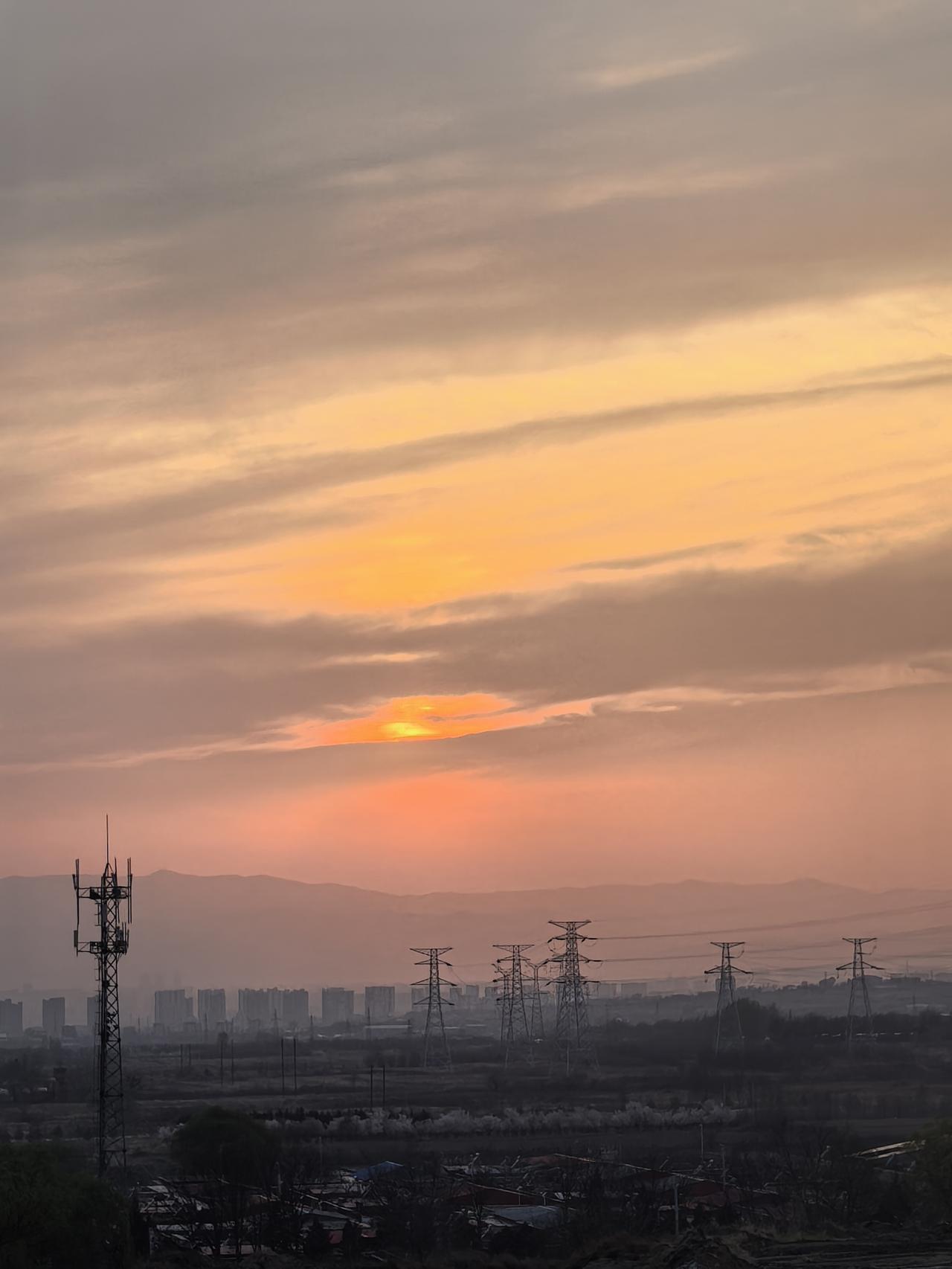 分享一张傍晚的风景照，真的是“夕阳无限好”！就像3月27日北京春日的夕阳，那简直