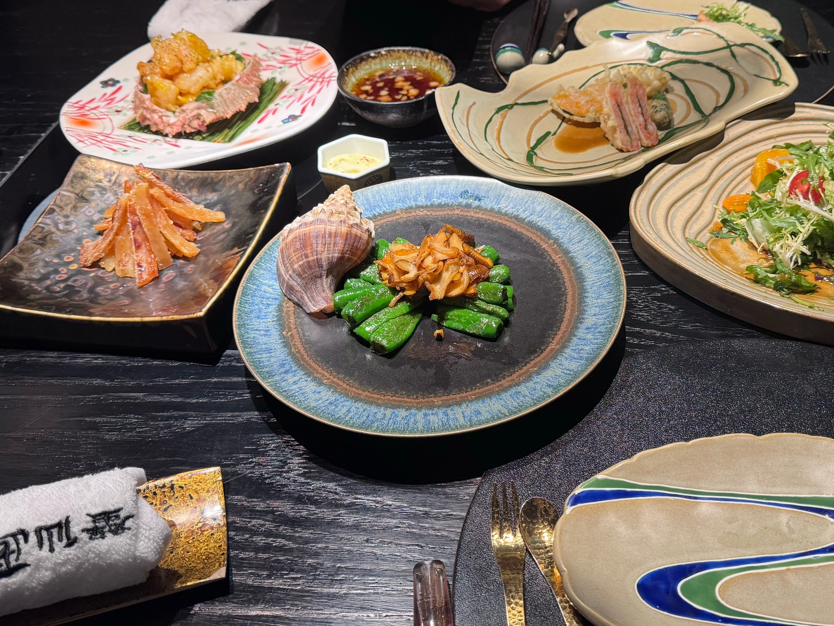 今天喝了两顿小酒刚躺下，想想挺久没喝了，那种微醺的感觉让人恶心又着迷。想到那个酒