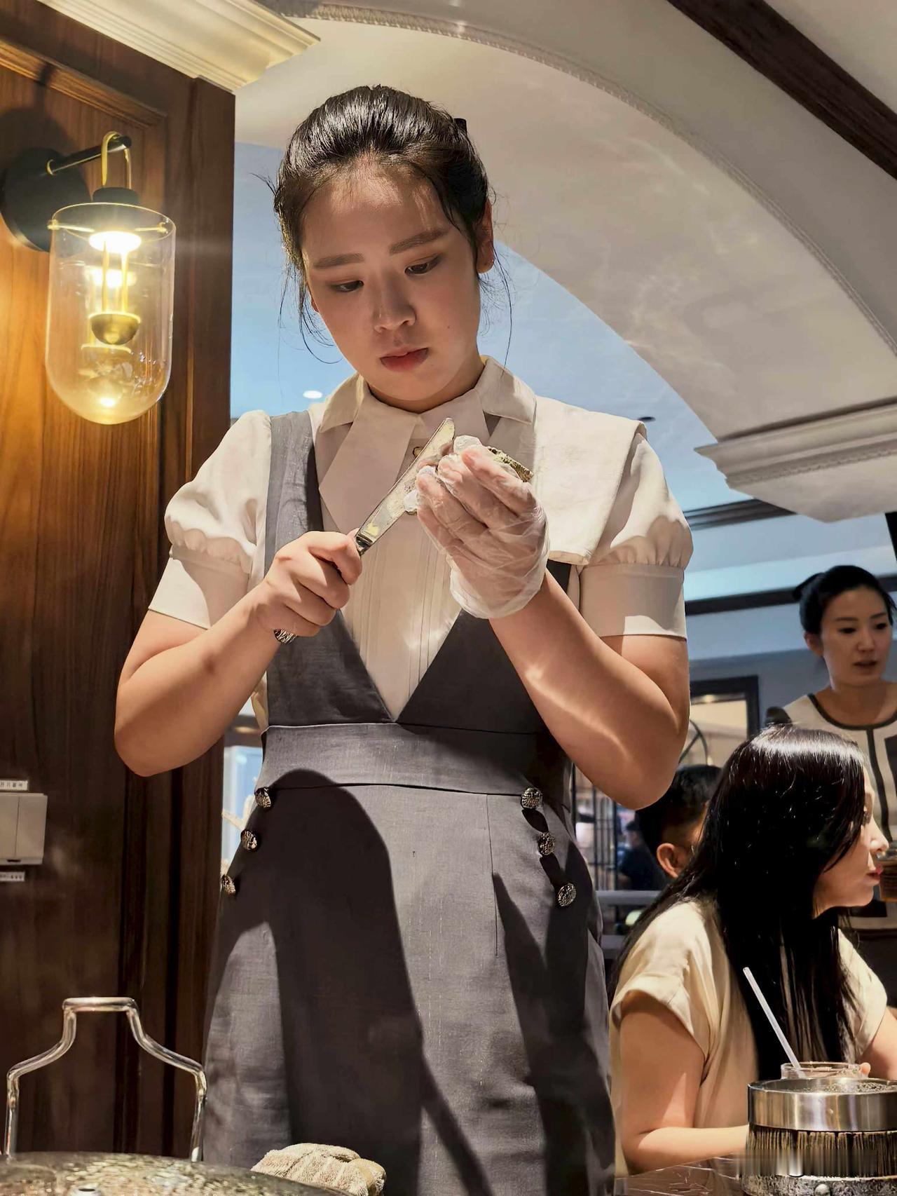 平壤的美女服务员[大笑]
很多人觉得朝鲜没有商店没有饭馆，这是老黄历了。我们这顿