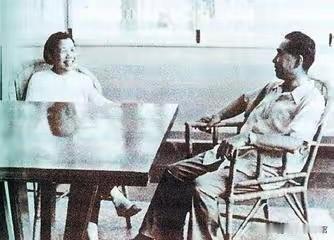 两位伟人也可以说老人的微笑😊真温暖真幸福[心]