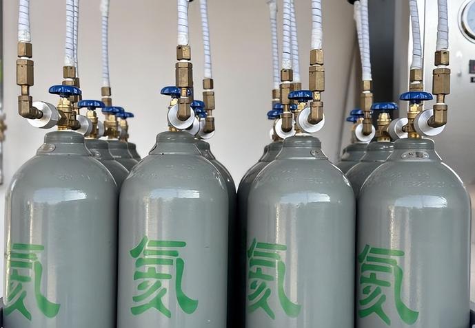 一颗比空气还轻的气体，正卡住全球芯片产业的喉咙。

7月10日，商务部联合海关总