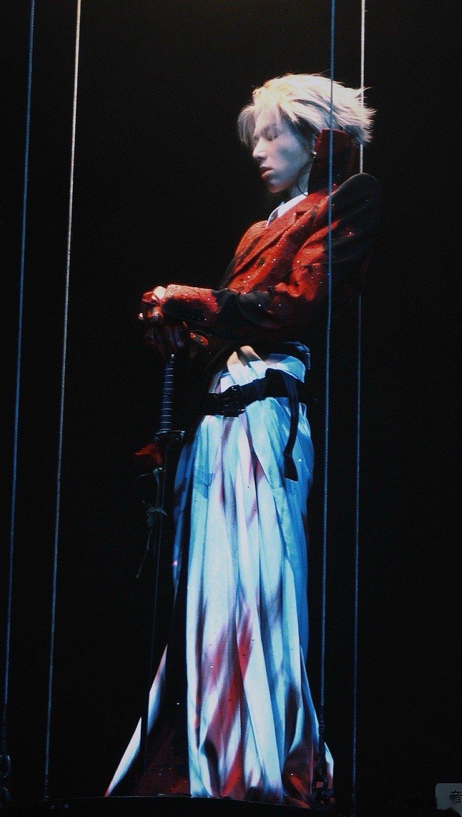 华晨宇玫瑰权杖夯爆了 出场即封神！玫瑰权杖在他手中绽放锋芒，柔美与力量碰撞出王者