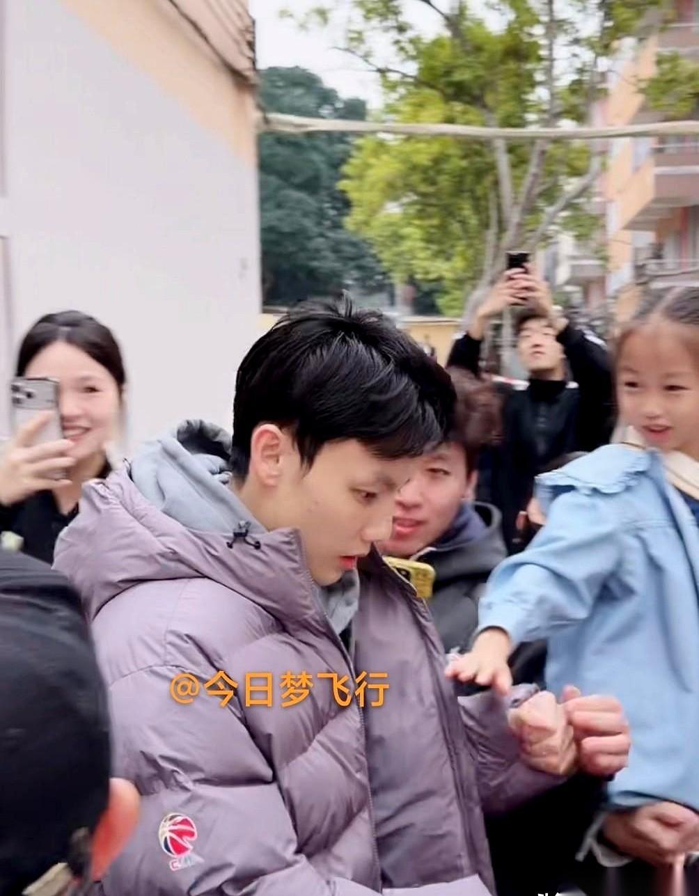 那辆大巴开走的时候，你知道上面装着什么吗？
装的不是人。
是五场连胜的底气，和全