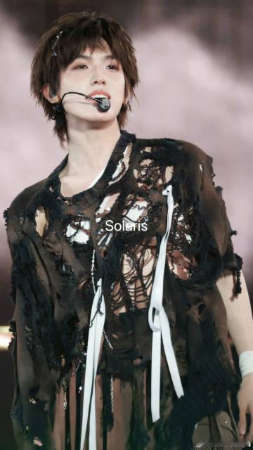 张泽禹车库清唱视频破百万赞 车库清唱《两三句》直接拿下百万赞，无修音无灯光全靠硬