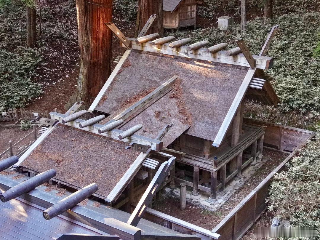 仁科神明宫，雪山下的国宝古迹。长野县的古迹，远处是雄壮的雪山，周围是高耸的森林，