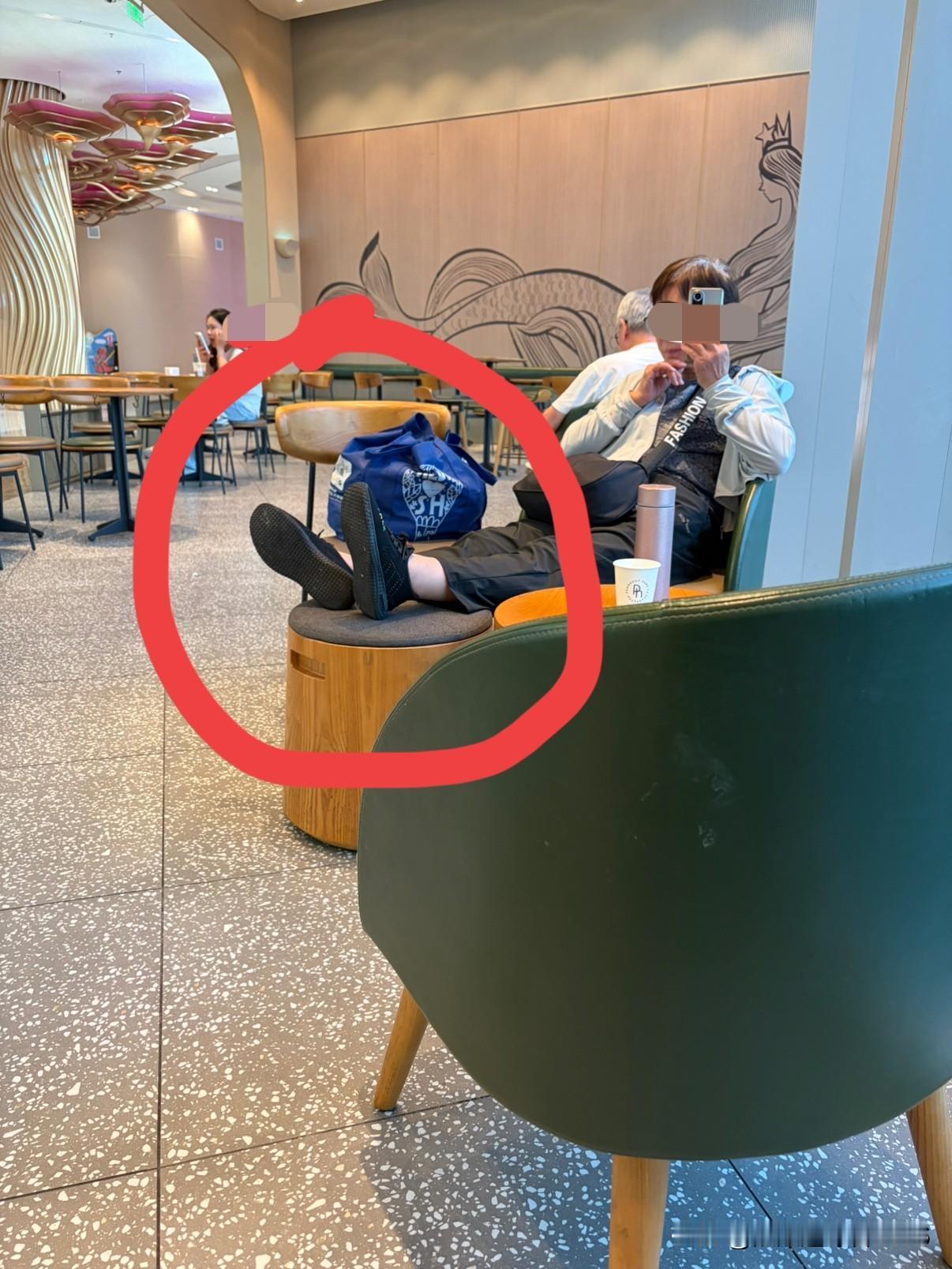 今天下午，在海口免税城喝咖啡时，撞见一件闹心的事。一位年长女士没有消费，坐在一旁