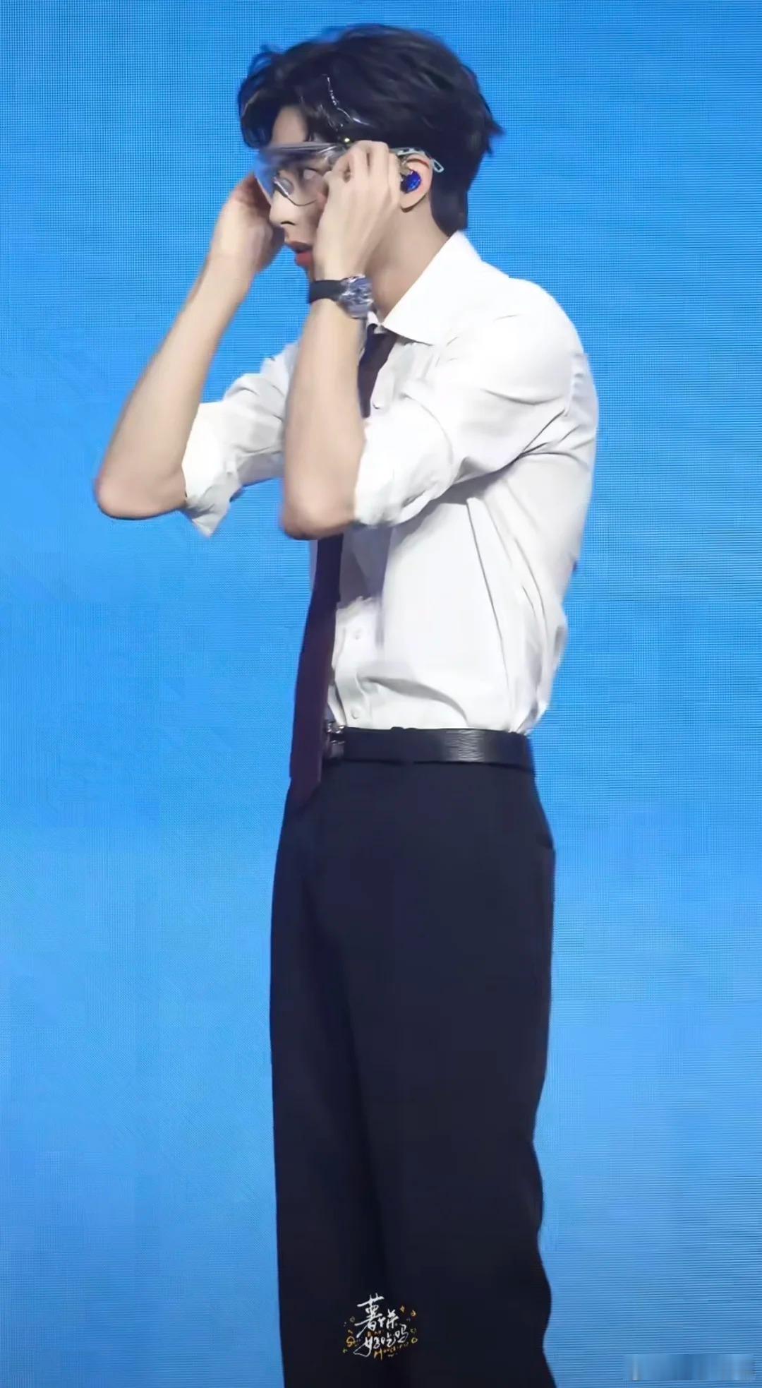 宋威龙原来我们早就见面了 谁能想到合照里的玩偶居然是宋威龙！见面会前悄悄穿玩偶服