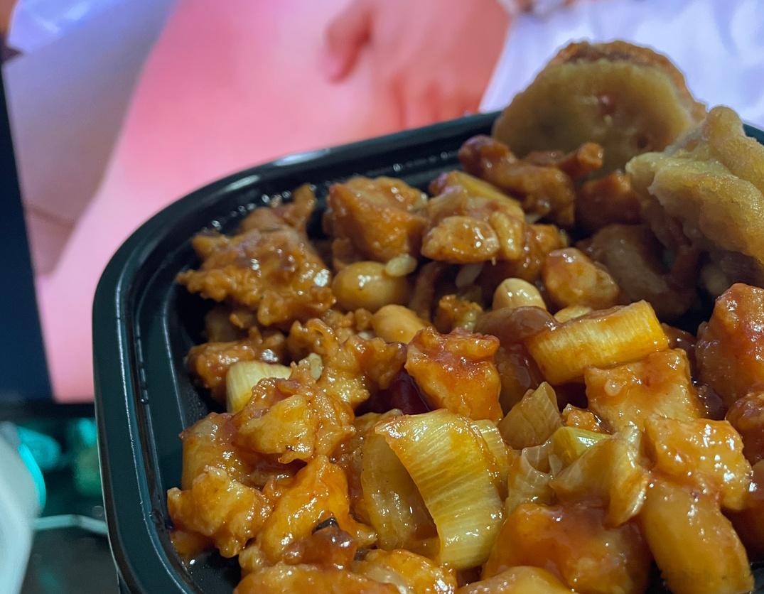 早上他出去加班我在家看推，看一半他回来了～Z“又偷偷看”嘎“嘻嘻”他把我扛了回去