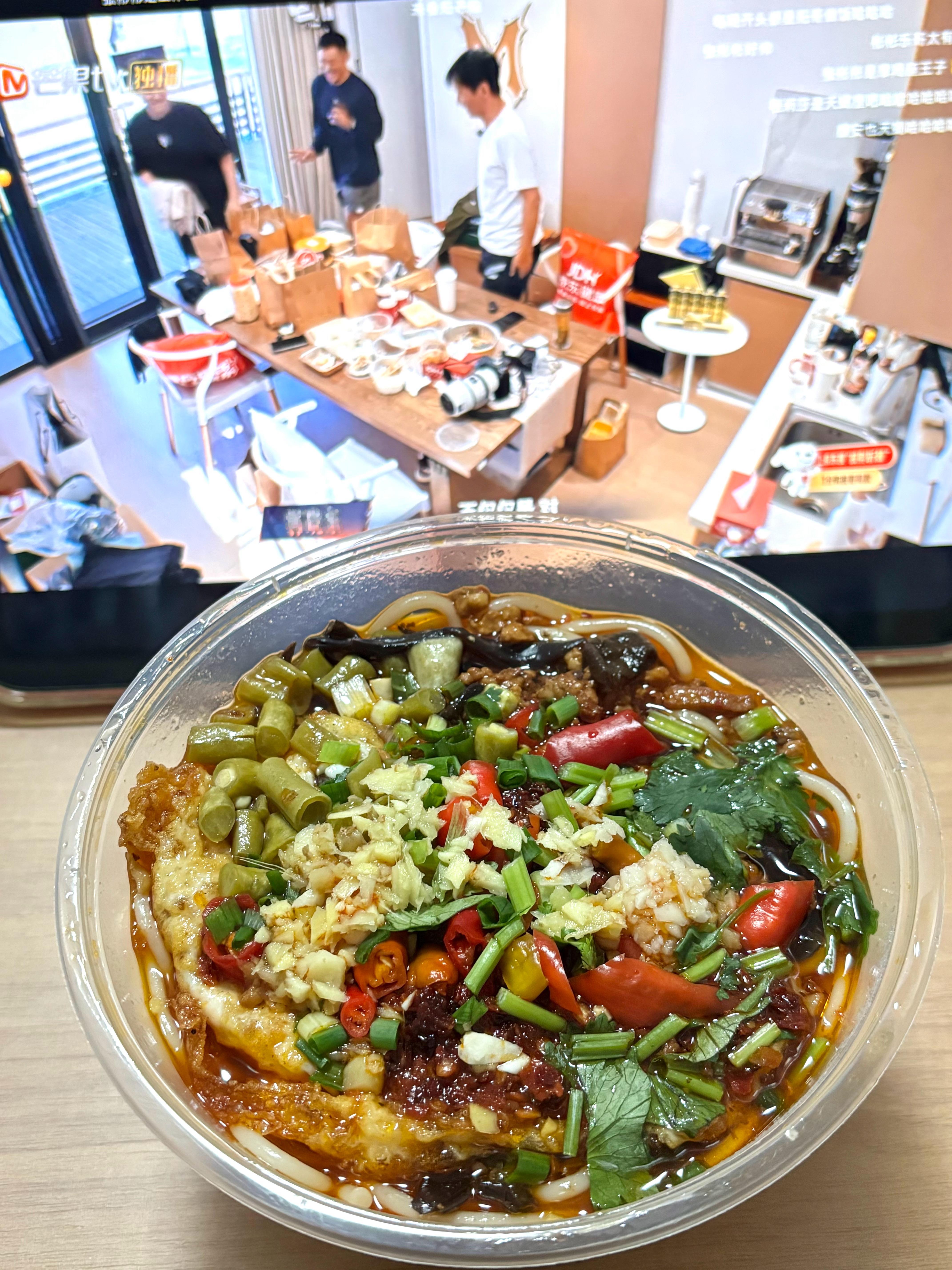 厉害吗 吃了抹茶甜品又一晚上睡不着 直接通宵看小说 看着看着 饿了 点个早饭[泪