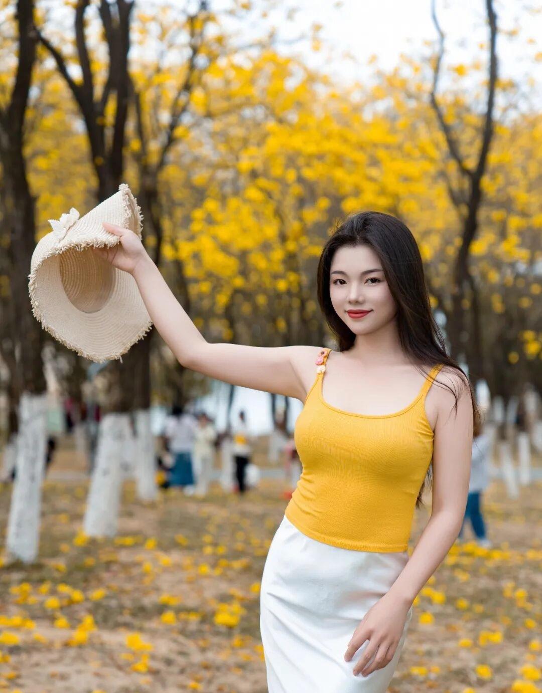 不用追着别人的标准跑，把眼前的小日子过顺，对在意的人多些用心，在自己能扛的范围内