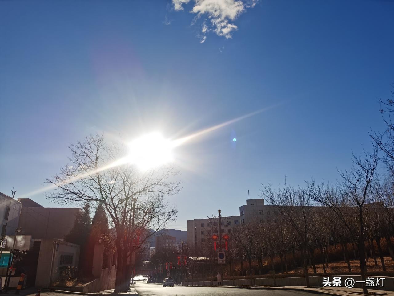 今年冬天的不同看看这蓝天白云，pm2.5降低了不少。