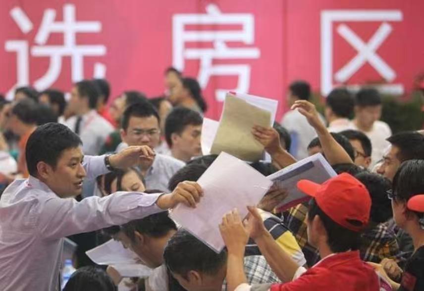 大家发现了吗？2026年的消费市场，出现了三个非常有意思的反常现象。

第一，一