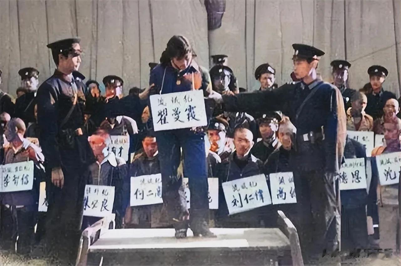 1983年，陕西西安，公审“流氓犯”的现场，名字叫翟曼霞，面对镜头她脖子上戴着一