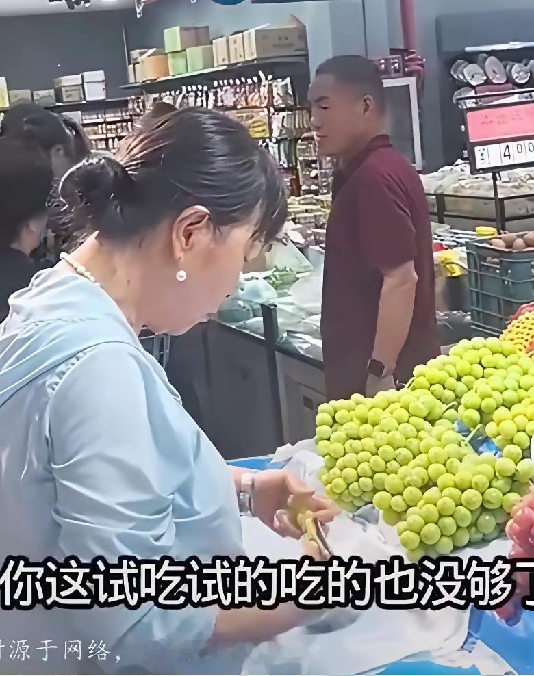 大妈的这一手神试吃，把老脸都丢尽了，儿女咋有脸见人！
超市里的货物琳瑯满目，秀色