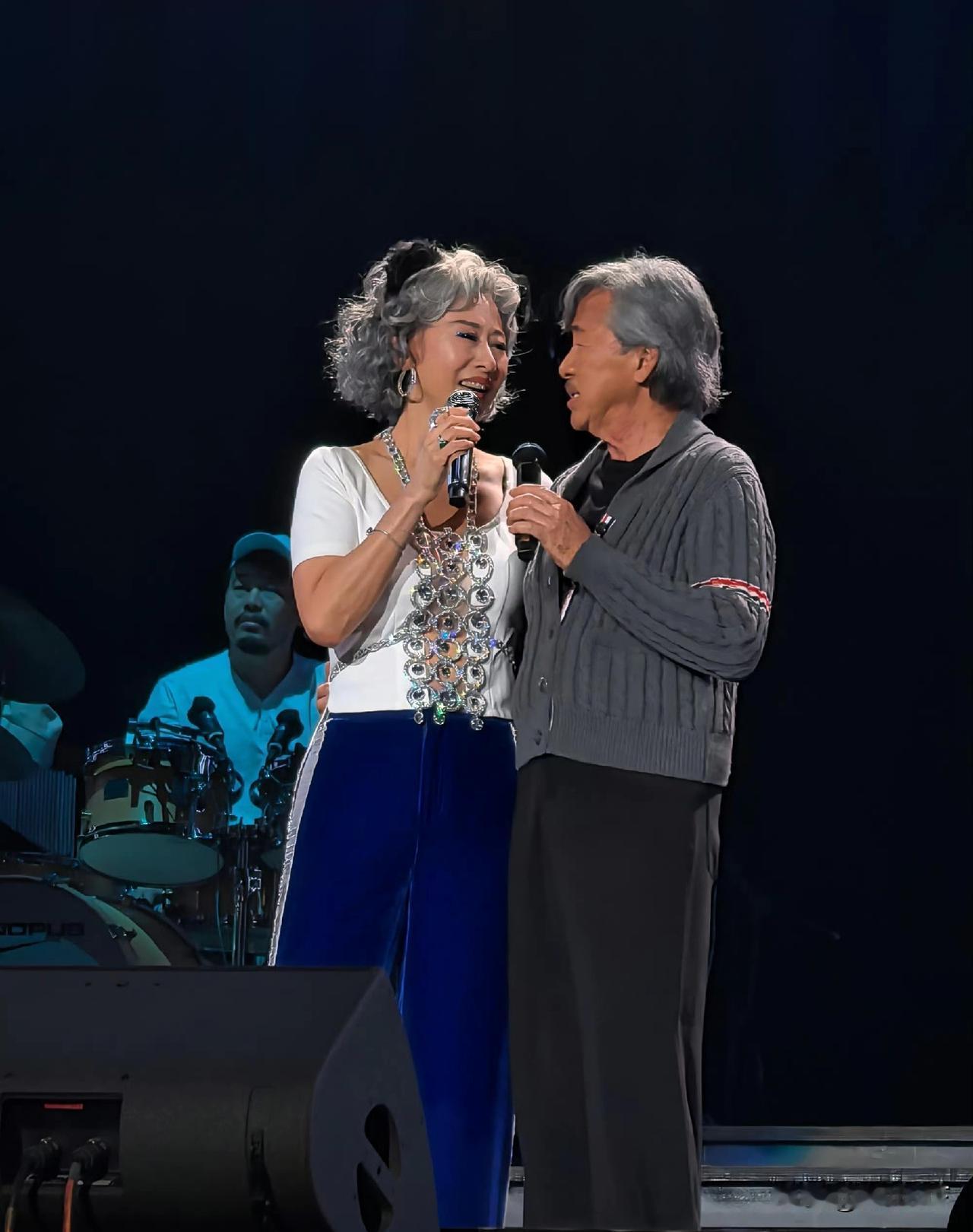 叶倩文和林子祥这对夫妻六七十岁了还在舞台上唱跳，尤其是叶倩文，别看六十多的年纪，