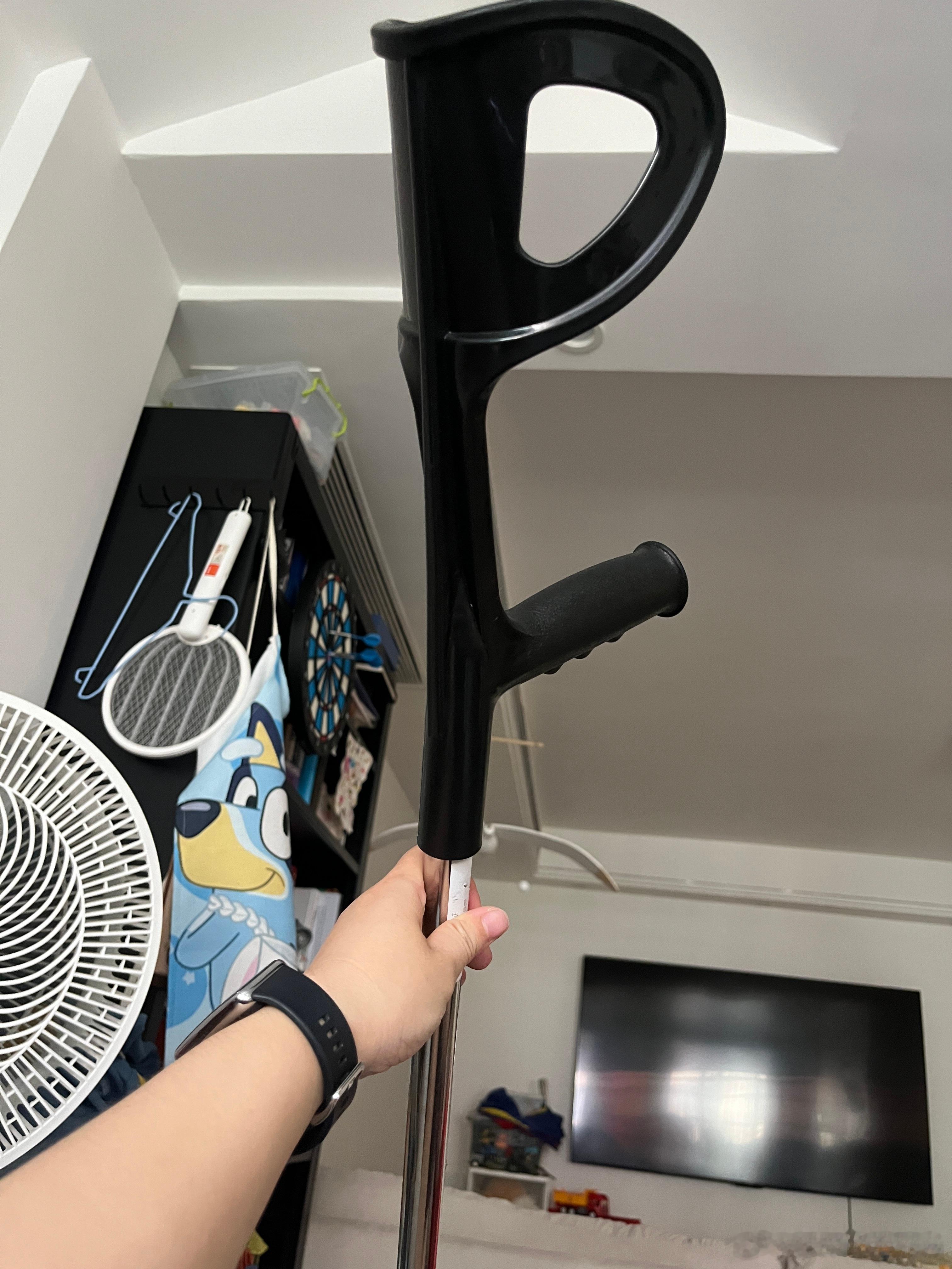 闯祸了，成功拄上拐了