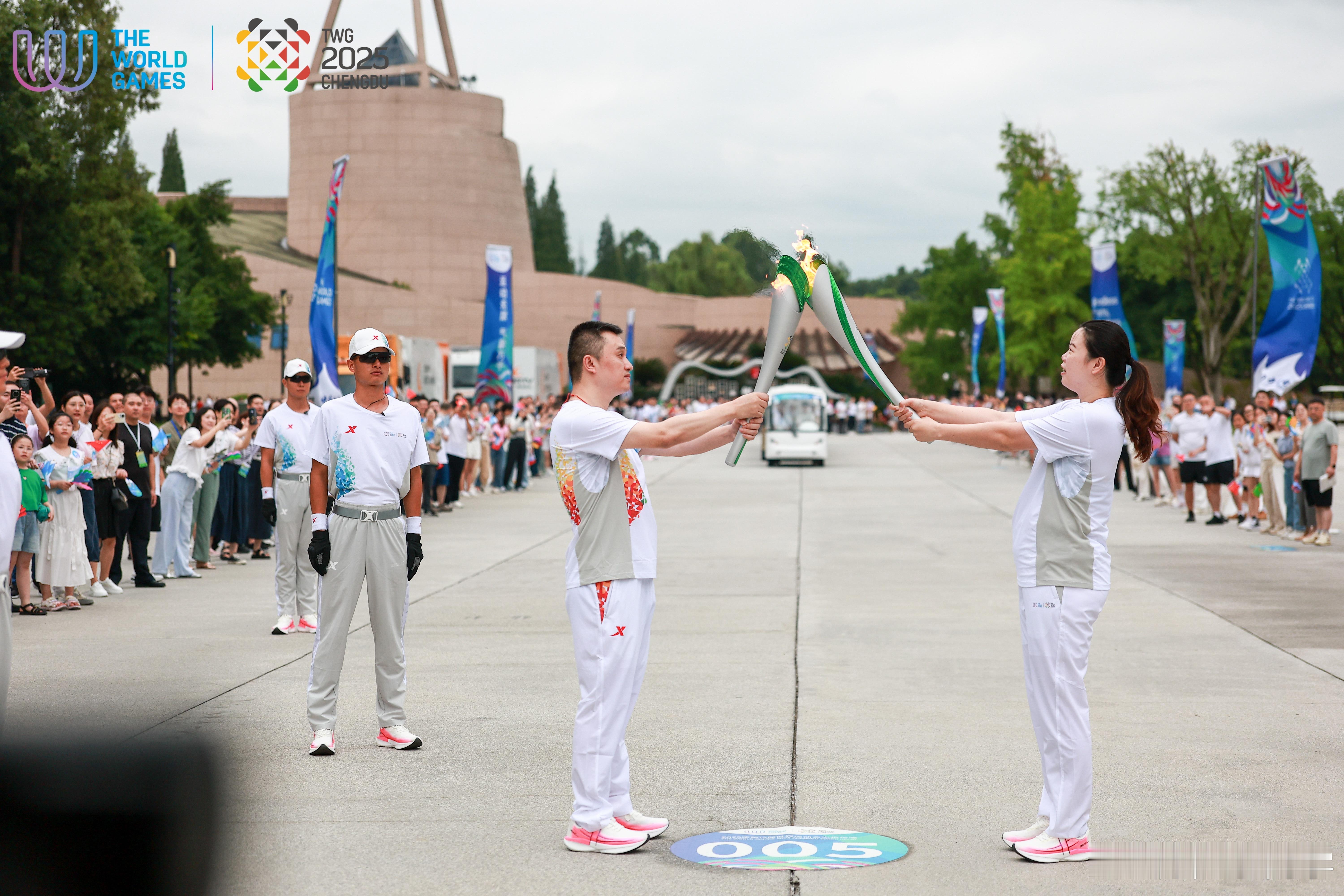 世运会火炬传递 伦敦奥运会冠军李雪芮参与三星堆站火炬传递 ​​​