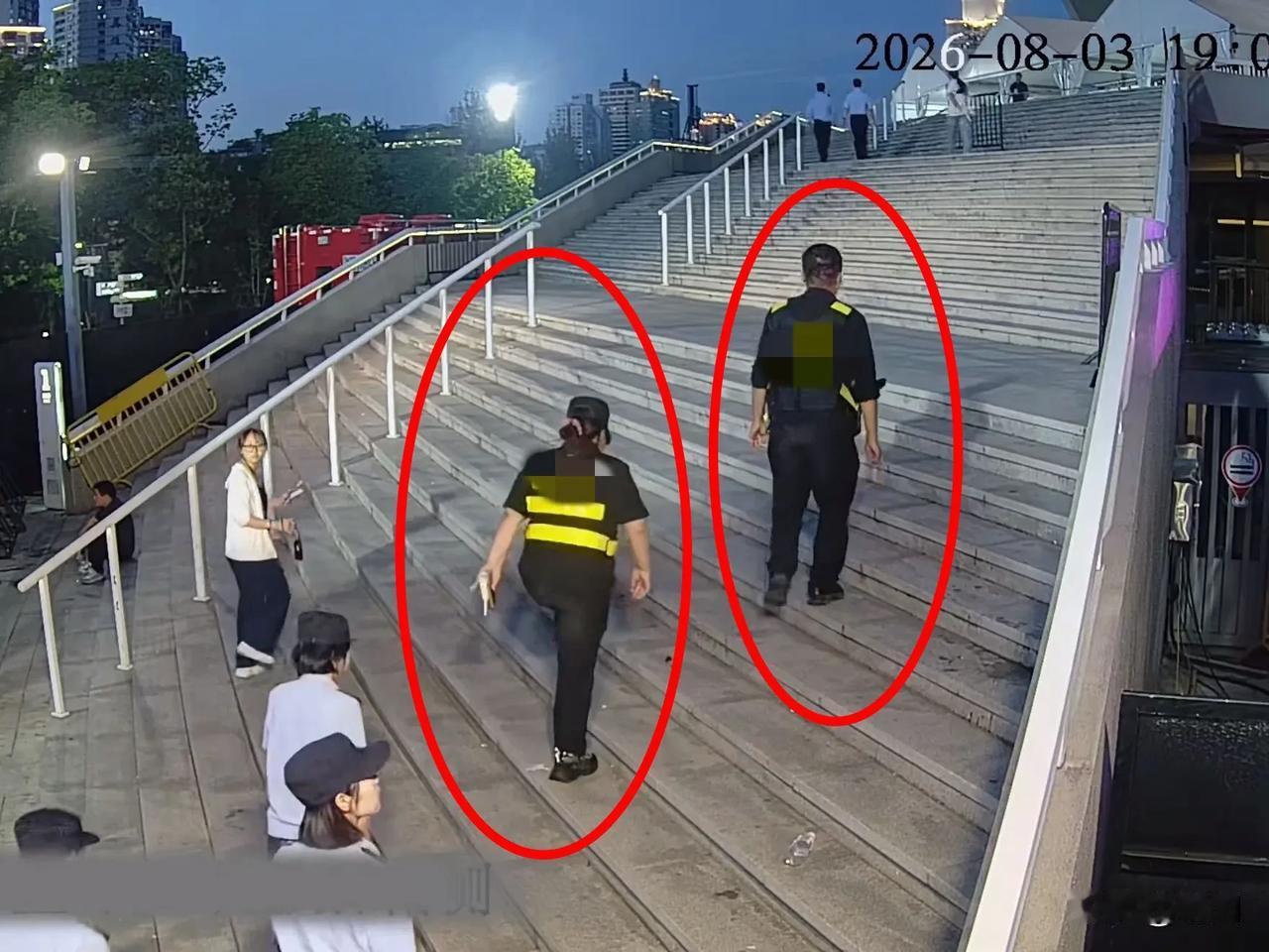 时代少年团上海演唱会外，女子买不到票花2000元冒充保安企图混进场内，结果被逮个