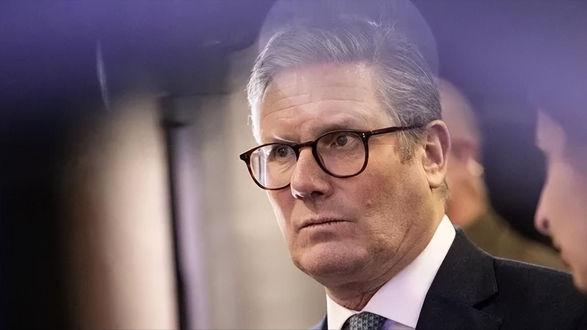 英国站起来了！英国首相斯塔默表示，格陵兰岛的未来应当是格陵兰自己和丹麦商量着来，