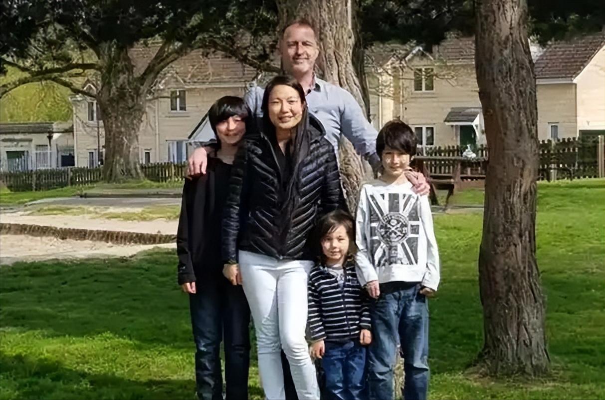 “你要是能怀孕我们就结婚！”2006年，英国69岁亿万富翁爱上中国33岁女外卖员