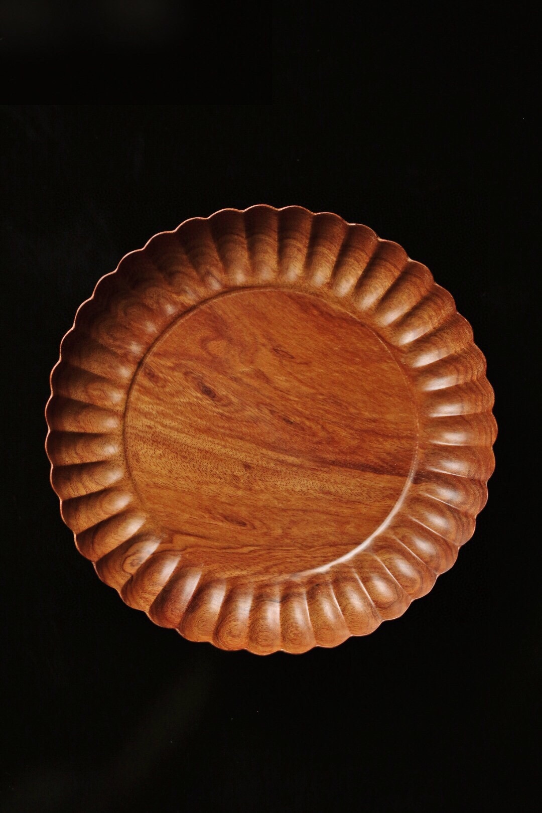 非洲酸枝 · 点心/水果盘  系列料质温润，形制素雅，精工细磨，纹理柔顺，案上承