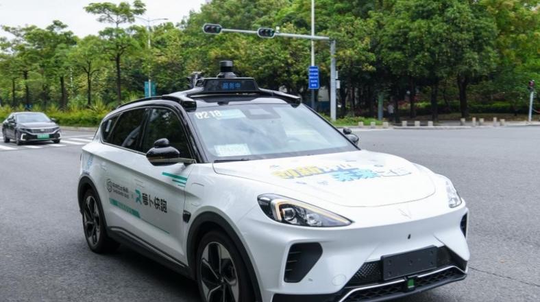 武汉人，可能真的想念萝卜快跑了！
3月31日晚，武汉多辆萝卜快跑突然停在路中间无