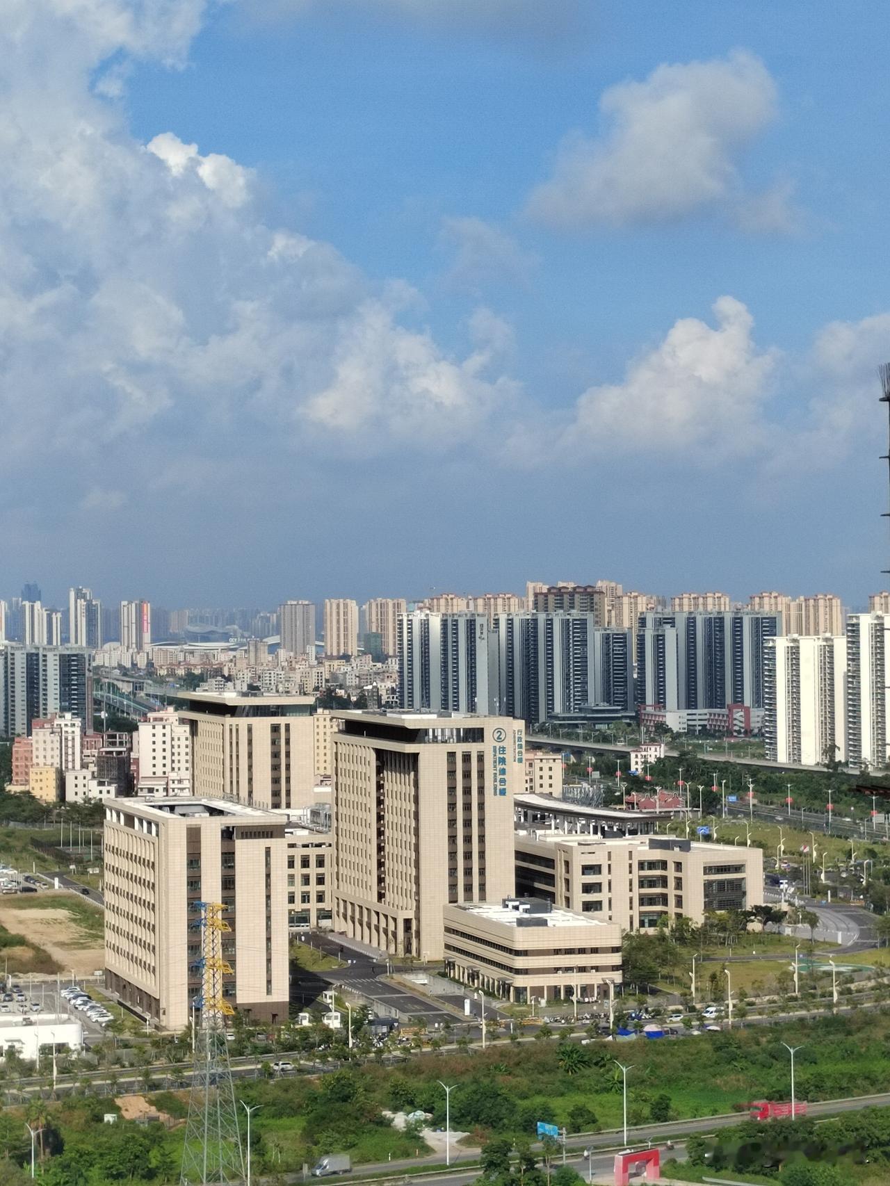 从这个视角望去，地处坡头区的海东新区已初具相当的城市格局。楼宇错落林立，商住小区