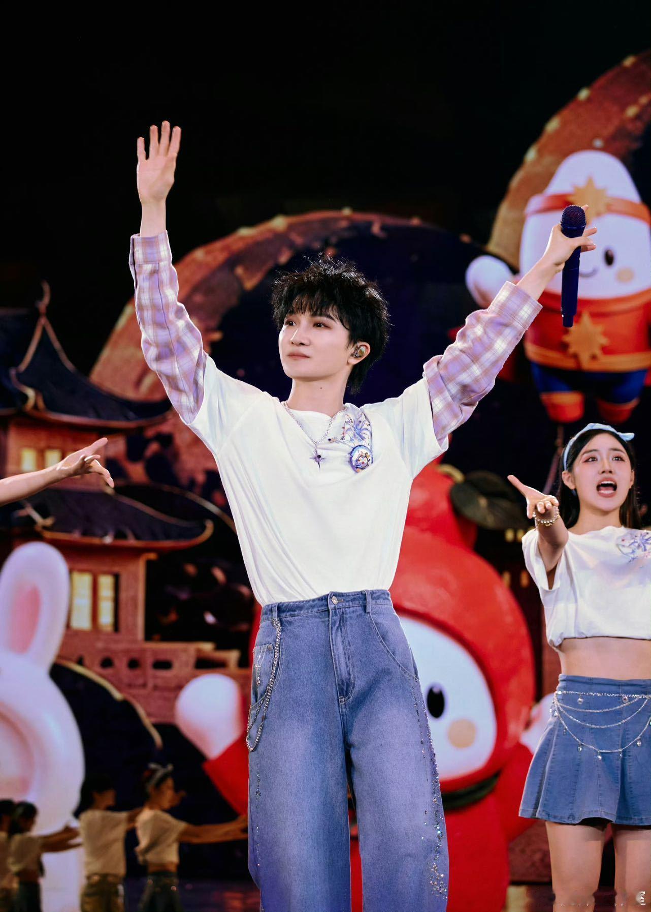 周深演唱会来了12个影视明星 舞台上12个影视角色刚亮相完，要是接下来他们能跟着