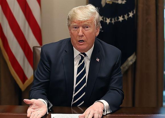 特朗普老是拿着退出北约吓唬住谁了，说不定欧洲的北约国家巴不得美国撤出欧洲呢，到的