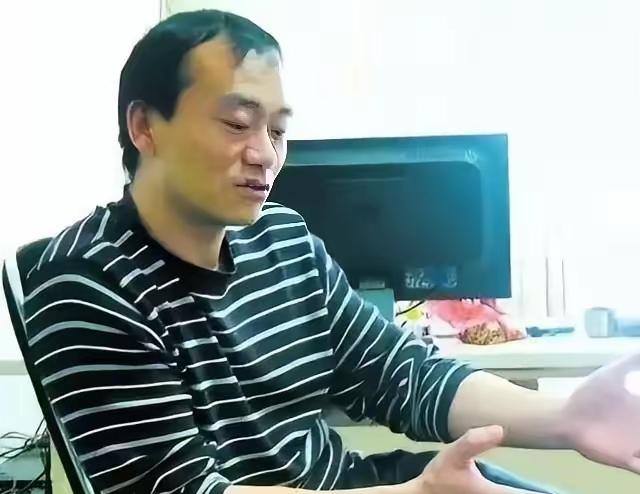 1995年，一名韩国女老板走进车间，她威胁120多名中国员工：“全部跪下，不跪的