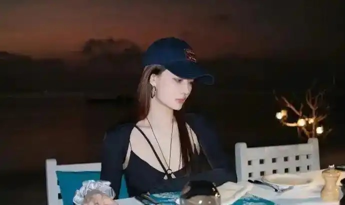 徐璐咋了？穿这么大胆 