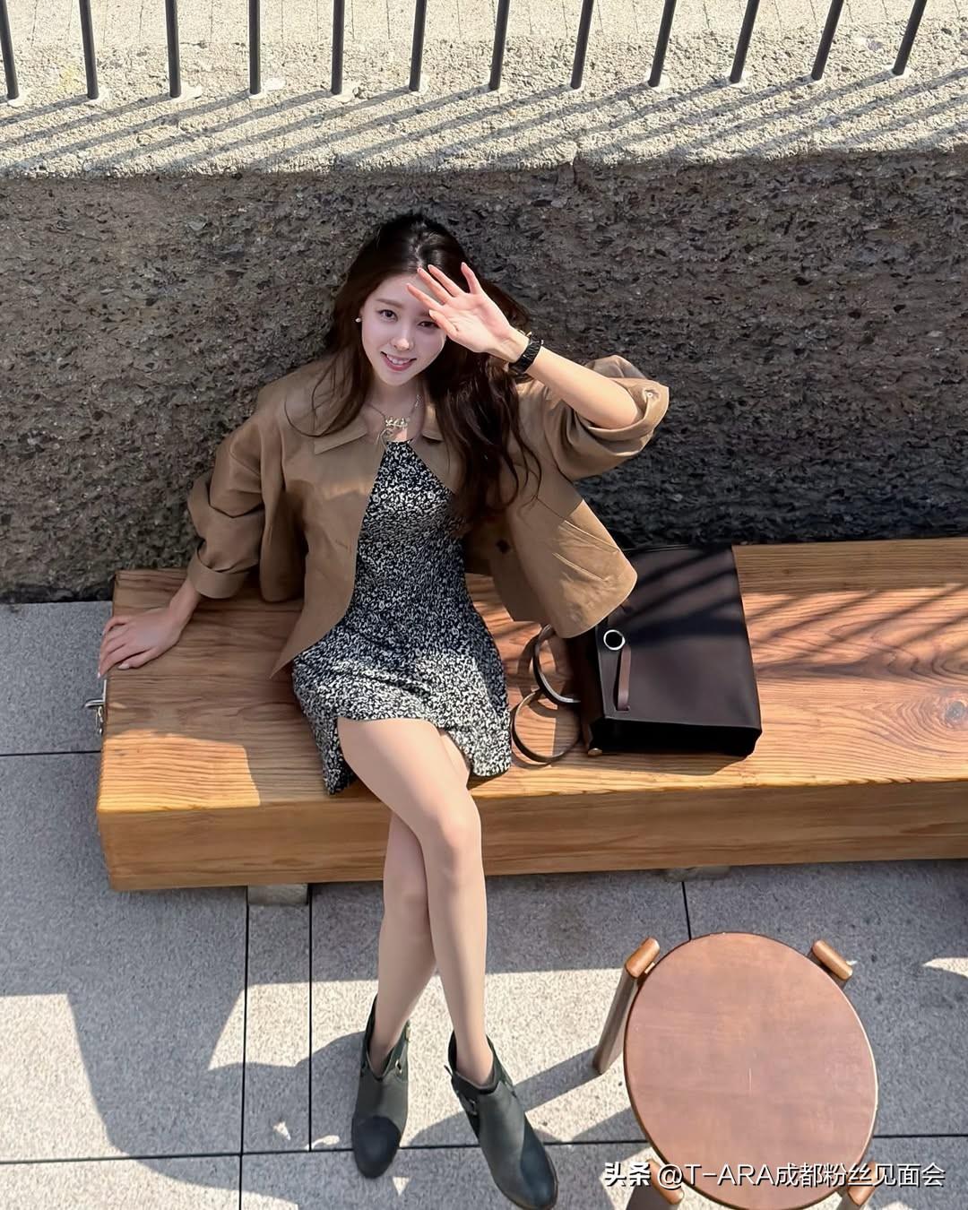 夏日清新穿搭，黑白连衣裙搭配米色外套，简约又时尚！🌞👗👠